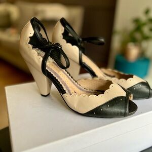 Bettie Page by Ellie Light Pink & Black Scalloped Mary Jane Heels